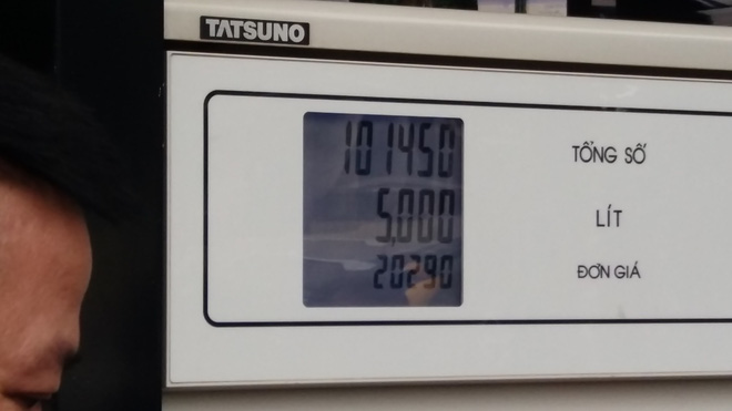 Hà Nội: Kiểm tra cây xăng bị tố bơm vào bình dung tích 70L nhưng đổ 80L mới đầy